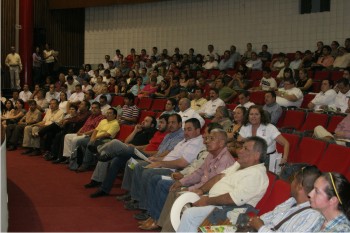 Figura 2. Los asistentes al evento escuchando a los expositores. Figura 2. Los asistentes al evento escuchando a los expositores.