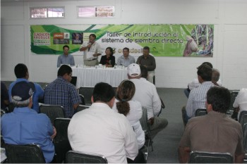 Figura 1. Gonzalo Beltrán Collantes pronunciando las palabras de bienvenida a los asistentes al evento en Culiacán.