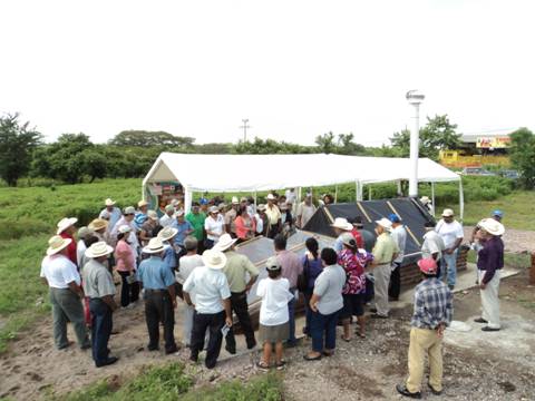 Figura 1. Asistentes escuchando la explicación sobre las especificaciones para construir un deshidratador solar.