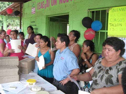 Luciano Pérez Valadez, del Centro de Validación y Transferencia de Tecnología de Sinaloa A. C. (CVTTS),  durante el desarrollo del taller.