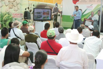 Figura 1. Ramses Meza Ponce durante una conferencia en Expo Agro 2011.