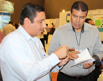 El Ing. Ramses Meza Ponce, conversa con el Diputado Federal por el Estado de México, Noé Barrueta Barón, sobre los trabajos realizados en producción de maíz. El Ing. Ramses Meza Ponce, conversa con el Diputado Federal por el Estado de México, Noé Barrueta Barón, sobre los trabajos realizados en producción de maíz.