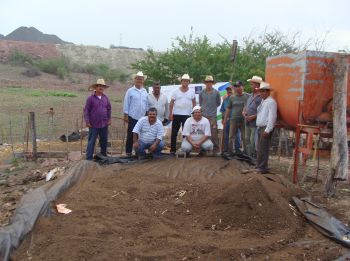 Participantes del Taller de elaboración de abonos orgánicos impartido por el Dr. Jesús Valero Garza.