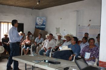 Ing. Luis Alfonso Moraila Ibarra ante los asistentes al curso de siembra directa y entarquinamiento.