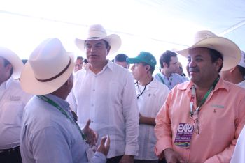 El Arq. Gonzalo Beltrán Collantes (Presidente Ejecutivo de Fundación Produce Sinaloa, A.C.) y el Lic. Mario López Valdez (Gobernador de Sinaloa), conversando con el MVZ Mauricio Lastra Escudero (Presidente de la COFUPRO).